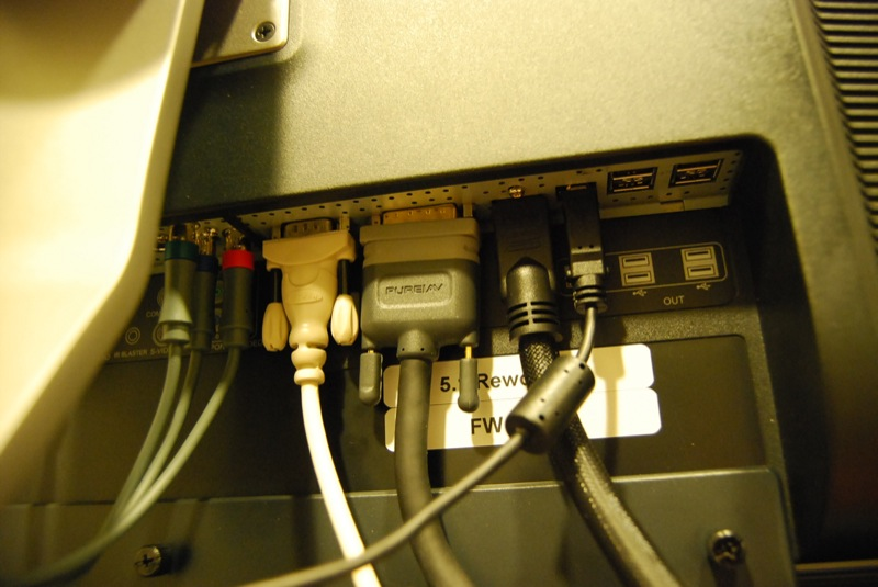 Illustration for article titled Gateway XHD3000 Extreme HD 30-Incher Reviewed (Verdict: Really Ties The Room Together)